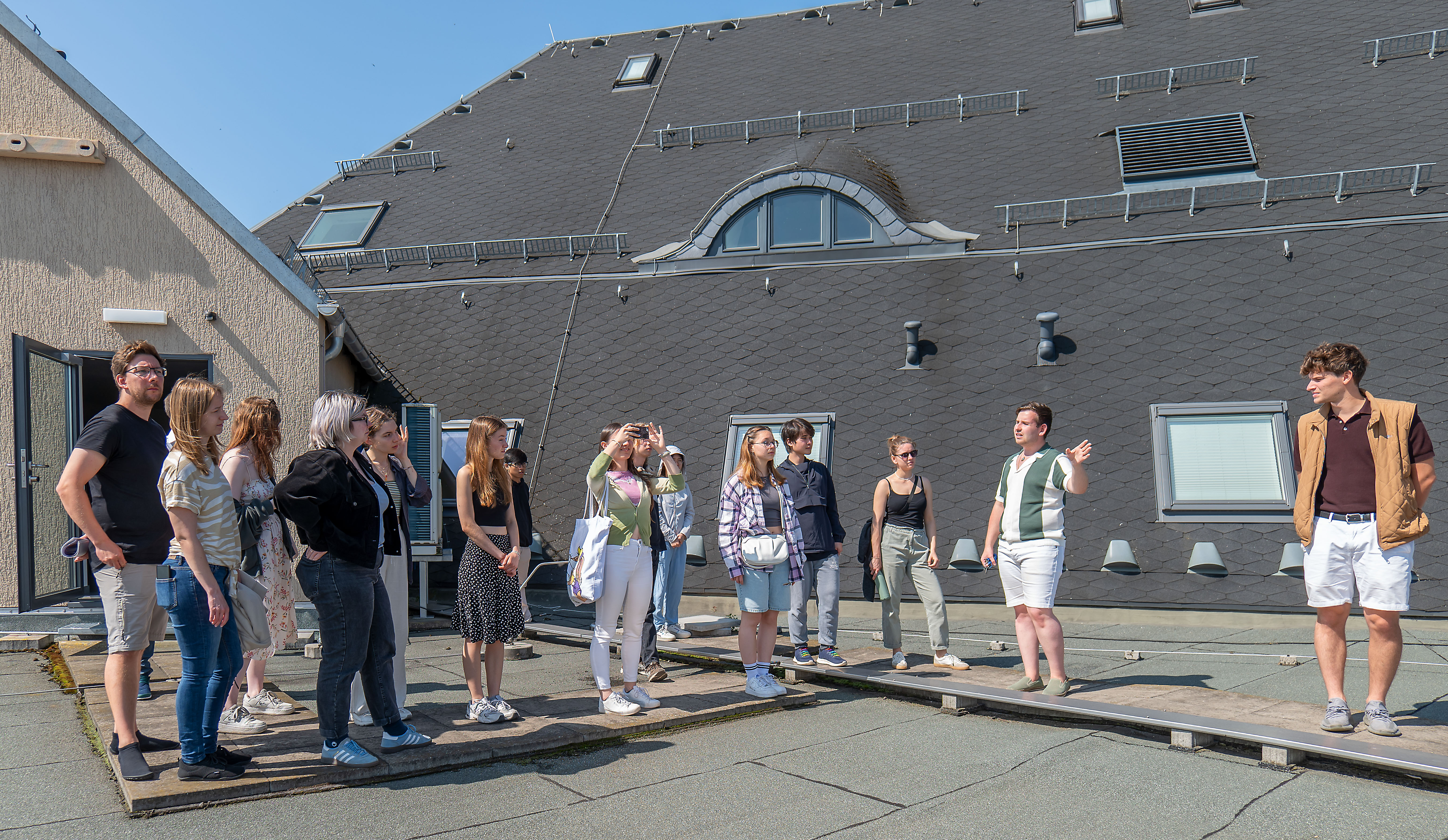 Architekturstudenten sehen sich die Dachkonstruktion des Landratsamtes Vogtlandkreis an