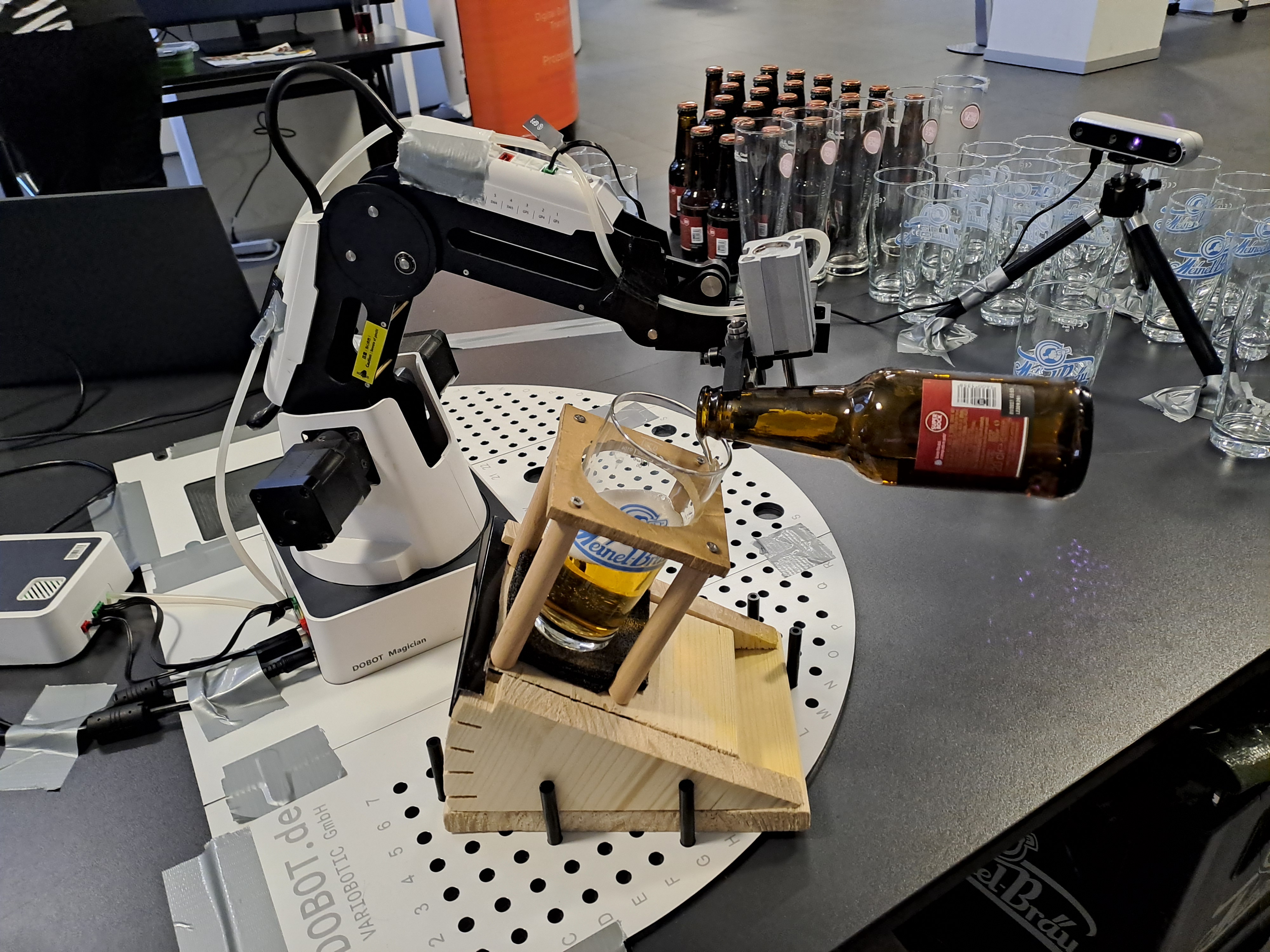 Bierroboter beim einschenken