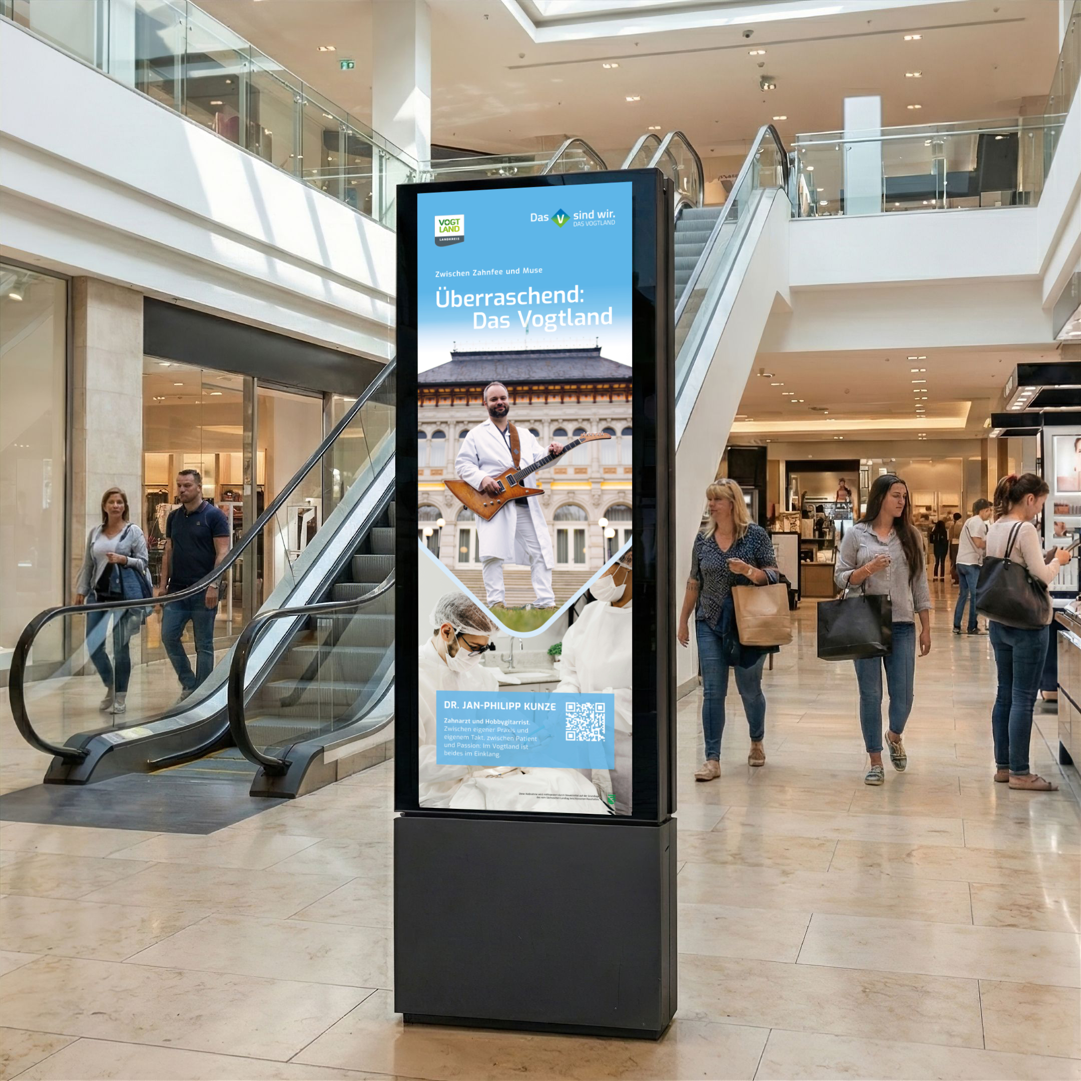 Digitale Außenwerbung an einer Rolltreppe in einem Einkaufzentrum mit Bild von Dr. Jan-Philipp Kunze