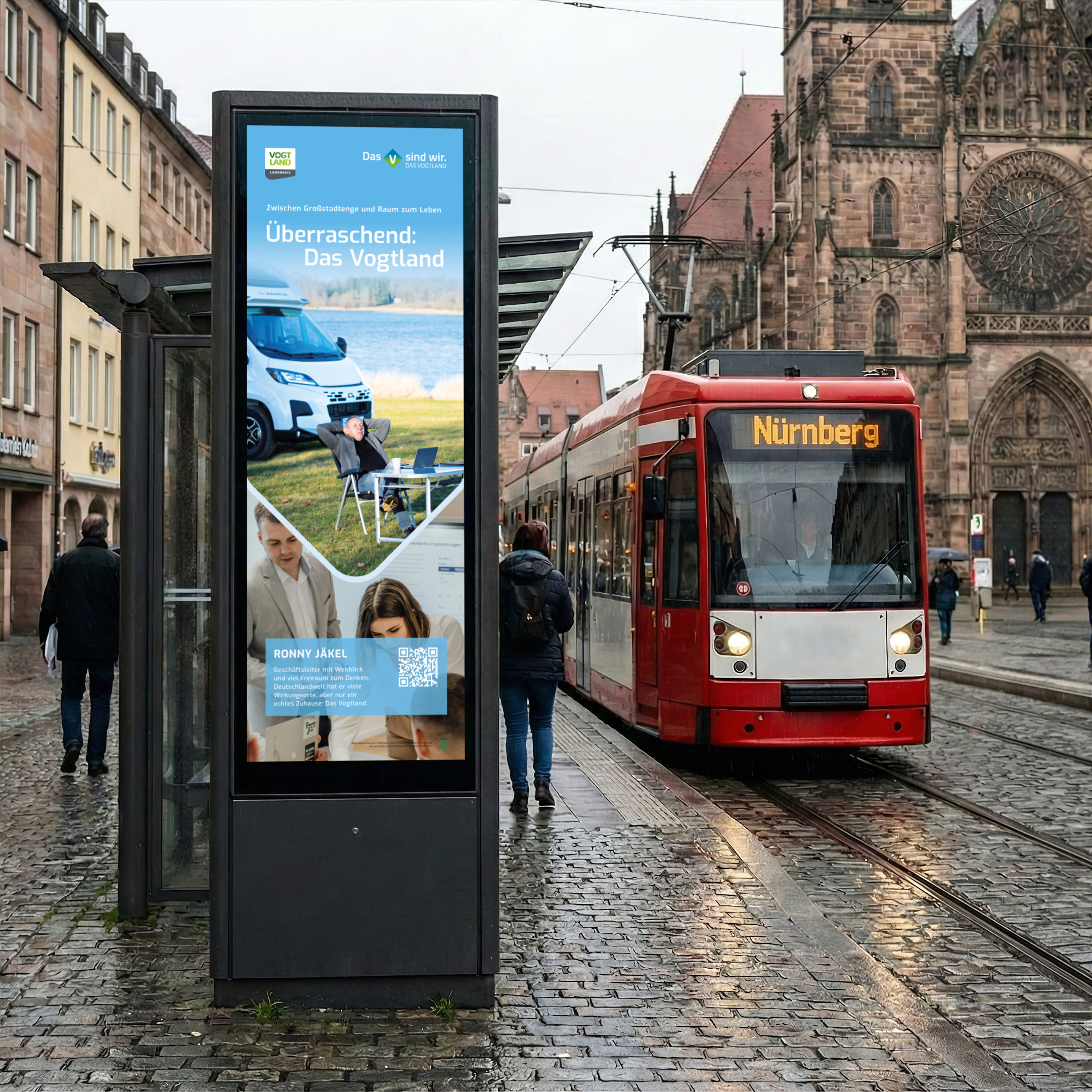 Digitale Außenwerbung an einer Straßenbahnhaltestelle in der Nürnberger Innenstadt mit Bild von Ronny Jäkel