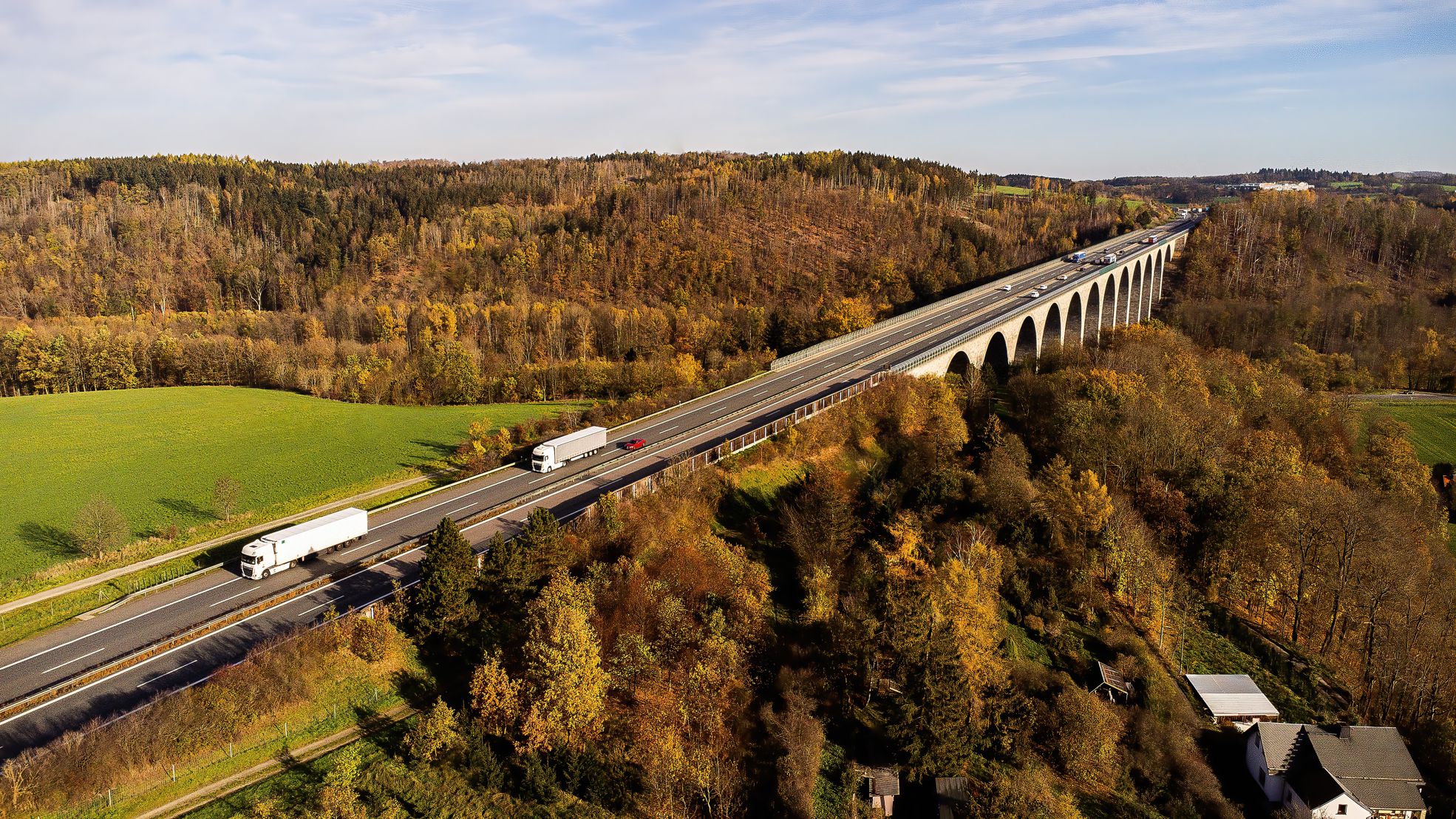 Blick auf die Pirker Autobahnbrücke von oben