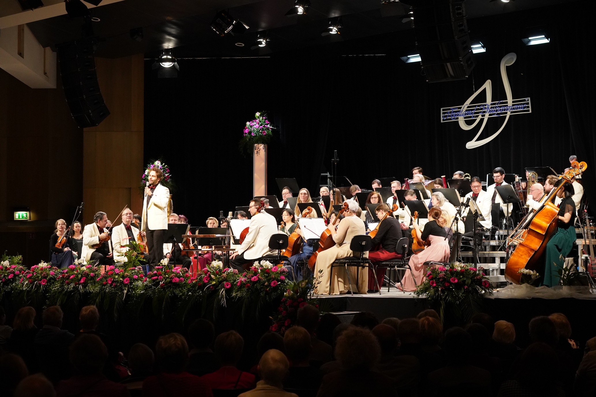 Auf dem Bild sehen wir ein Orchester auf einer Bühne