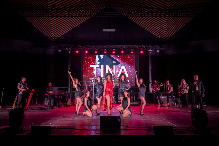 Sängerin TINA im roten Kleid mit Band und Tänzerinnen i
