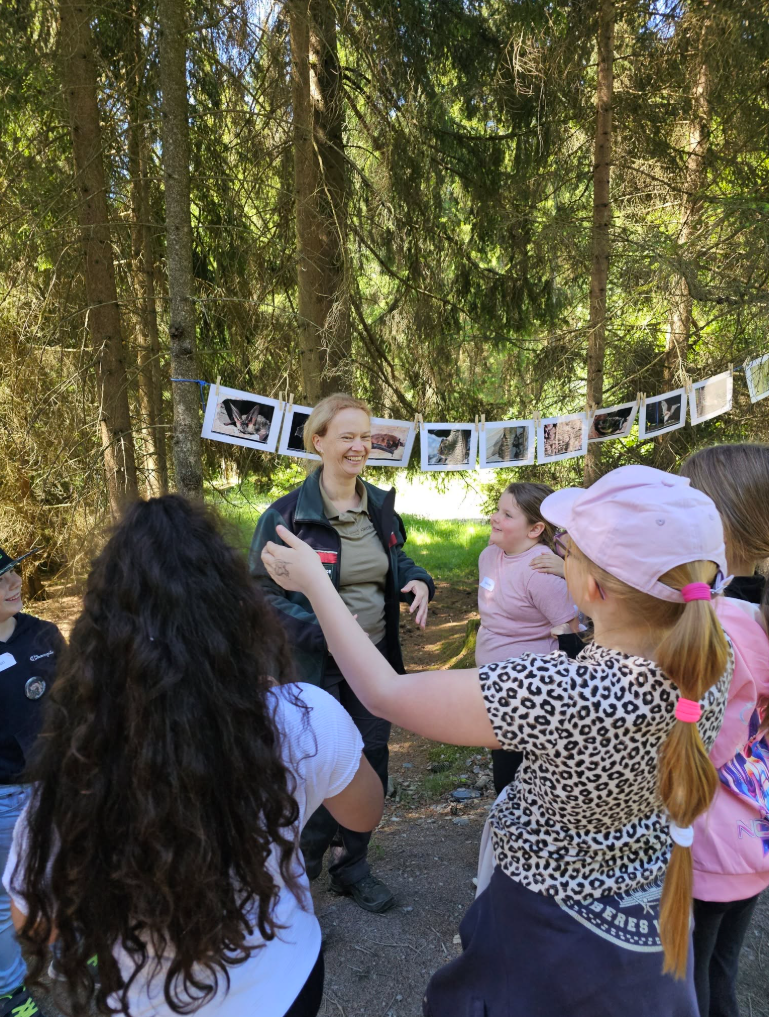 Grundschüler bestimmen Fotos die an einer Wäscheleine festgebunden sind