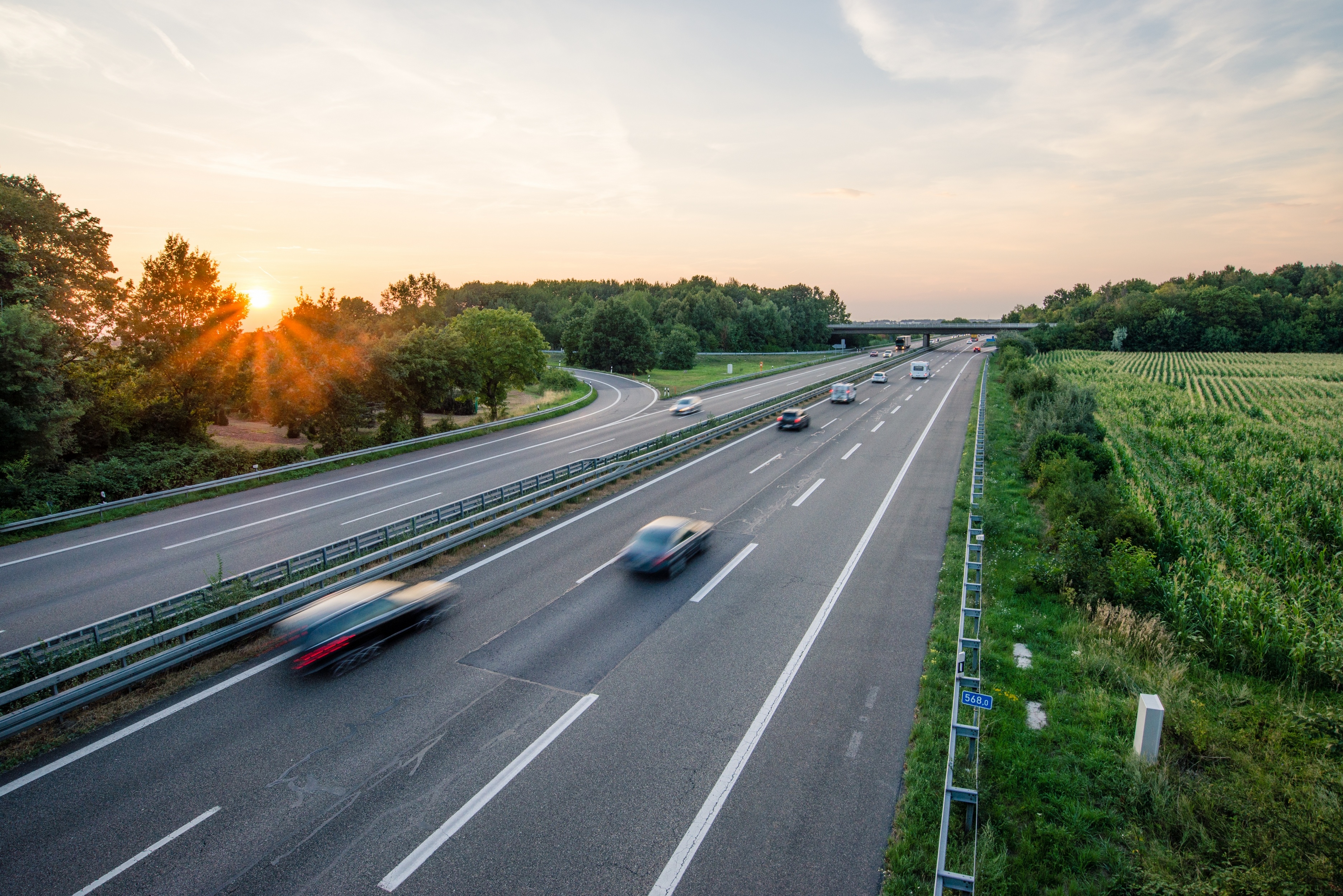 Autobahn mit mehreren Fahrzeugen