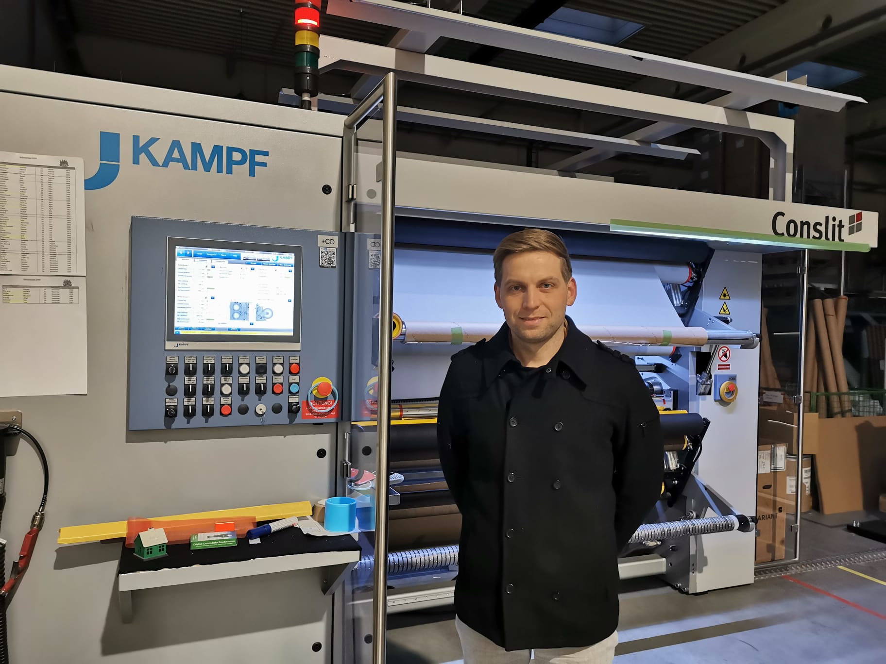 Foto von Herrn Rudolf Gerlinger vor einer Beschichtungsmaschine
